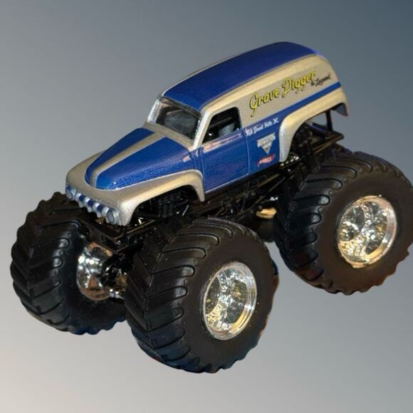 Hot Wheels Monster Jam Grave Digger The Legend 1:64 Scale B23 - Picture 1 of 9